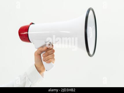 Hand eines Mannes, der das Megaphon über einem isolierten weißen Hintergrund hält. Hochwertige Fotos Stockfoto