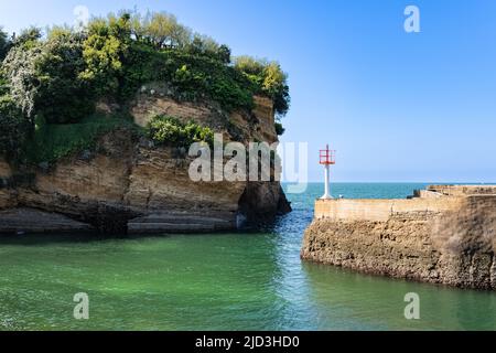 Biarritz in Frankreich, die Einfahrt des kleinen Hafens im Sommer Stockfoto