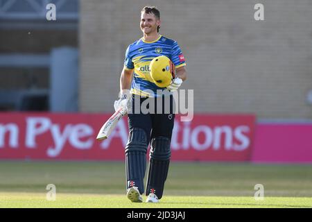 NOTTINGHAM, GROSSBRITANNIEN. JUN 17. Sam Hain von Birmingham Bears feiert am Freitag, den 17.. Juni 2022, nach seinem ersten T20. Jahrhundert beim Vitality T20 Blast Match zwischen Nottinghamshire und Birmingham Bears in Trent Bridge, Nottingham. (Kredit: Jon Hobley | MI News) Kredit: MI Nachrichten & Sport /Alamy Live News Stockfoto