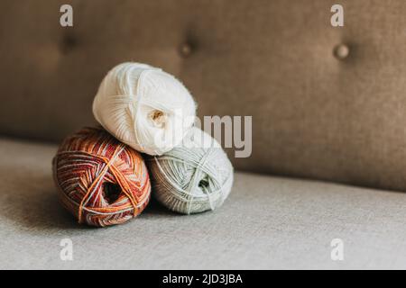 Knäuel aus Wollgarn zum Handstricken. Natürliche Farben. Konzept für handgefertigte. Stockfoto