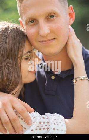Romantische Momente eines glücklichen europäischen Paares in der Liebe genießen Urlaub im Park. Umarmen und Spaß zusammen haben. Stockfoto