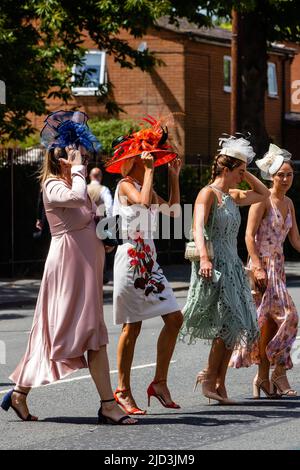 Ascot, Großbritannien. 17.. Juni 2022. Racegoers treffen am 4. Tag in Royal Ascot ein. Die diesjährige Veranstaltung ist die erste mit voller Teilnahme seit 2019 und die übliche Kleiderordnung wurde angesichts der hohen Temperaturen, die für einen Großteil der Veranstaltung erwartet werden, entspannt. Kredit: Mark Kerrison/Alamy Live Nachrichten Stockfoto