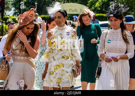 Ascot, Großbritannien. 17.. Juni 2022. Racegoers treffen am 4. Tag in Royal Ascot ein. Die diesjährige Veranstaltung ist die erste mit voller Teilnahme seit 2019 und die übliche Kleiderordnung wurde angesichts der hohen Temperaturen, die für einen Großteil der Veranstaltung erwartet werden, entspannt. Kredit: Mark Kerrison/Alamy Live Nachrichten Stockfoto