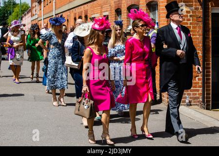 Ascot, Großbritannien. 17.. Juni 2022. Racegoers treffen am 4. Tag in Royal Ascot ein. Die diesjährige Veranstaltung ist die erste mit voller Teilnahme seit 2019 und die übliche Kleiderordnung wurde angesichts der hohen Temperaturen, die für einen Großteil der Veranstaltung erwartet werden, entspannt. Kredit: Mark Kerrison/Alamy Live Nachrichten Stockfoto