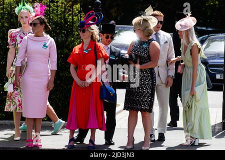 Ascot, Großbritannien. 17.. Juni 2022. Racegoers treffen am 4. Tag in Royal Ascot ein. Die diesjährige Veranstaltung ist die erste mit voller Teilnahme seit 2019 und die übliche Kleiderordnung wurde angesichts der hohen Temperaturen, die für einen Großteil der Veranstaltung erwartet werden, entspannt. Kredit: Mark Kerrison/Alamy Live Nachrichten Stockfoto