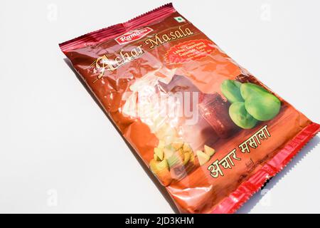 Ramdev achar Masala in rotem Paket. Instant Food Gewürzmischung, um Pickle durch Zugabe von Gemüse zu machen. Indisches Instant Food Stockfoto