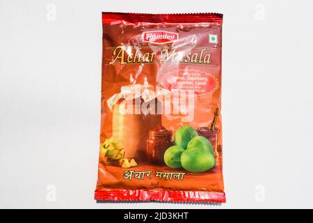 Ramdev achar Masala in rotem Paket. Instant Food Gewürzmischung, um Pickle durch Zugabe von Gemüse zu machen. Indisches Instant Food Stockfoto