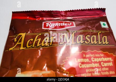 Ramdev achar Masala in rotem Paket. Instant Food Gewürzmischung, um Pickle durch Zugabe von Gemüse zu machen. Indisches Instant Food Stockfoto