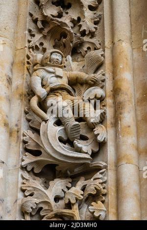 Astronaut Figur geschnitzt auf der Fassade der Kathedrale der Stadt Salamanca, in Spanien. Stockfoto