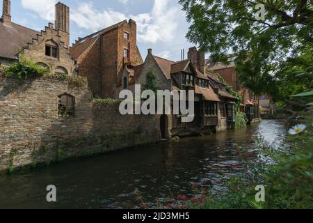 Schöner Kanal und traditionelle Häuser in der Nähe der Bonifazius-Brücke in der Altstadt von Brügge, Belgien Stockfoto