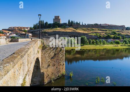 Blick auf Ciudad Rodrigo mit seinem Fluss, der Brücke und dem Schloss. In Salamanca, Spanien Stockfoto