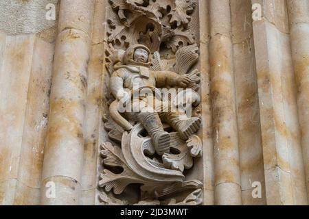 Astronaut Figur geschnitzt auf der Fassade der Kathedrale der Stadt Salamanca, in Spanien. Stockfoto