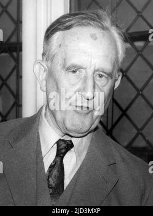 J.R.R. Tolkien (1892-1973), britischer Autor von The Hobbit and the Herr of the Rings, beim britischen Start am 14. März 1968 in der Crosby Hall in Chelsea des Buches The Road Goes Ever On: A Song Cycle, geschrieben von Tolkien mit Musik von Donald Swann. Eine LP-Platte dieses Liederzyklus wurde am 12. Juni 1967 als Poems and Songs of Middle Earth aufgenommen, mit Donald Swann am Klavier und William Elvin als Sänger. Auf dem Album las Tolkien selbst sechs Gedichte aus den Abenteuern von Tom Bombadil. Stockfoto