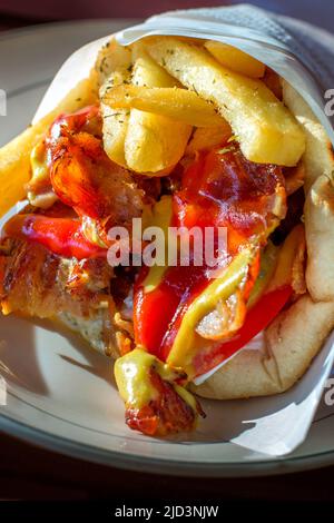 Griechische Gyros in Pita-Brot eingewickelt. Gyro Pita, Shawarma, Take Away, Street Food Stockfoto