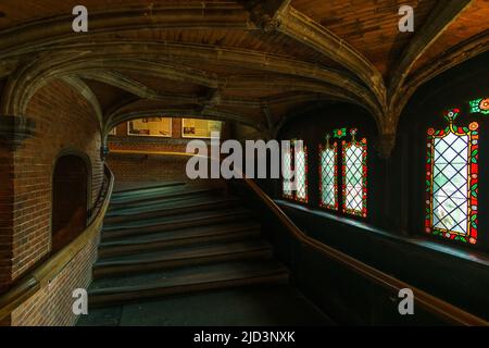 Treppe im alten Backsteingebäude, die zur Heilig-Blut-Basilika in Brügge, Belgien führt Stockfoto