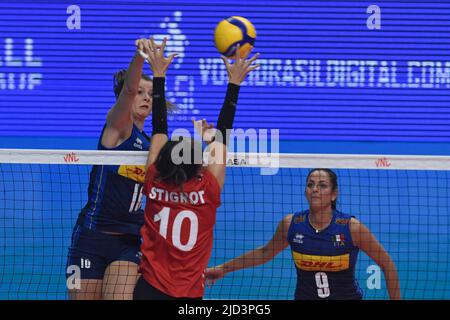 Brasilia, Brasilien. 17.. Juni 2022. DF - Brasilia - 06/17/2022 - NATIONS WOMEN'S VOLLEYBALL LEAGUE GERMANY X ITALY - Cristina Chirichella aus Italien greift während eines Spiels gegen Deutschland am Nilson Nelson Gymnasium für die Women's Volleyball Nations League 2022 an. Foto: Mateus Bonomi/AGIF/Sipa USA Quelle: SIPA USA/Alamy Live News Stockfoto