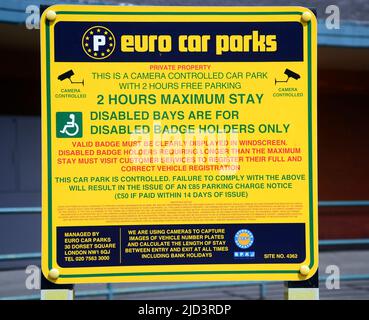Ein Euro Car Parks-Schild mit detaillierten Anweisungen für die Fahrer bezüglich des Parkens und der Information über Geldstrafen, wenn die Vorschriften in Manchester, Großbritannien, nicht eingehalten werden Stockfoto