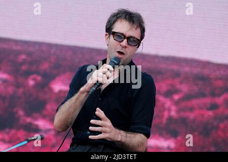 Newport, Großbritannien. 17.. Juni 2022. Justin Hayward-Young, Lead-Sänger der englischen Indie-Rockband The Vaccines, tritt beim Isle of Wight Festival live auf. Kredit: SOPA Images Limited/Alamy Live Nachrichten Stockfoto