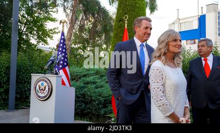 16. Juni 2022, Izmir, Türkei, Türkei: Die Feier zum Unabhängigkeitstag 246. wurde vom türkischen Botschafter Jeffry L. Flake mit einem Empfang in Izmir gefeiert. Die Frau von Botschafterin Flake, Cheryl Flake, die Kinder und Enkel des Paares sowie viele Diplomaten, Wirtschaftsvertreter und Angehörige der Streitkräfte aus verschiedenen Nationen haben an dem Empfang teilgenommen. Botschafter betonte die Bedeutung der Unabhängigkeit und zitierte einen Satz des türkischen Staatschefs Mustafa Kemal Atatürk. Er erwähnte die entwickelten Handels- und Bildungsverknüpfungen zwischen zwei Ländern, neben den Verbindungen von Sicherheit und Stockfoto