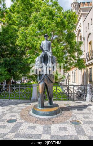 Im Dezember 2003 wurde in der Vezenska-Straße im jüdischen Viertel von Prag, Tschechien, eine Statue von Franz Kafka des Künstlers Jaroslav Rona aufgestellt. Stockfoto