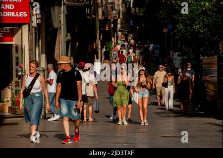 Barcelona, Spanien. 17.. Juni 2022. 17. Juni 2022, Barcelona, Spanien: Menschen gehen durch die Straßen Barcelonas, während in Teilen Westeuropas eine Hitzewelle im Gange ist, mit weit verbreiteten Temperaturen von fast oder über 104 Grad Fahrenheit (40 Grad Celsius), die über das Wochenende erwartet werden. Die aktuelle Hitzewelle bringt ungewöhnlich hohe Temperaturen für die Junitage in Spanien. Kredit: Jordi Boixareu/Alamy Live Nachrichten Gutschrift: Jordi Boixareu/Alamy Live Nachrichten Stockfoto