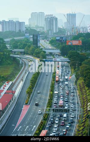 Breite Autobahn in Richtung Stadt. Draufsicht. Großer Stau auf dem Weg in die Innenstadt. Kuala Lumpur, Malaysia - 04.14.2020 Stockfoto