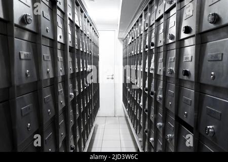 Zimmer mit Postfächern aus Edelstahl. Stockfoto