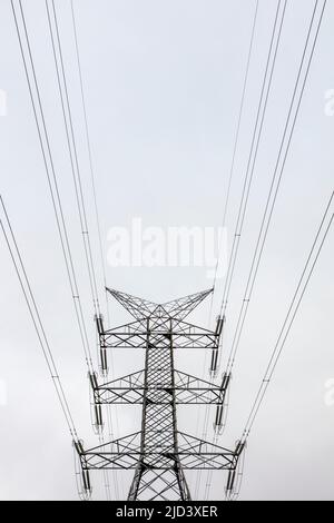 Foto eines großen Stahlübertragungsturms und der zugehörigen Kabel, die durch ein Tal im regionalen New South Wales in Australien verlaufen Stockfoto