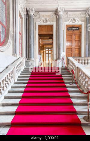 Turin, Italien - ca. Januar 2022: Roter Teppich im Königspalast - luxuriöse elegante Marmortreppe Stockfoto