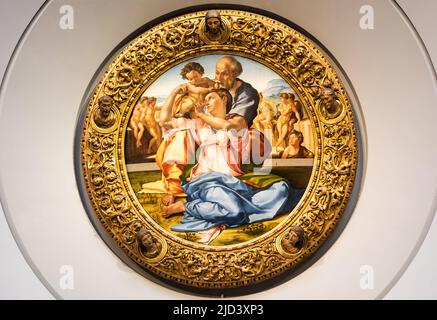 Florenz, Italien - ca. August 2021: Heilige Familie mit dem jungen Johannes-Täufer - genannt Doni Tondo - von Michelangelo Buonarroti, 1507 Stockfoto