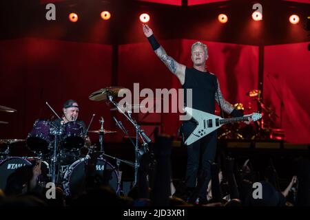 Landgraaf, Niederlande. 17.. Juni 2022. 2022-06-17 22:25:49 LANDGRAAF - die amerikanische Hard-Rock-Band Metaliica mit Lead-Sänger und Gitarrist James Hetfield und Schlagzeuger Lars Ulrich wird während des ersten Tages des Pinkpop Musikfestivals durchführen. ANP PAUL BERGEN netherlands Out - belgium Out Credit: ANP/Alamy Live News Stockfoto