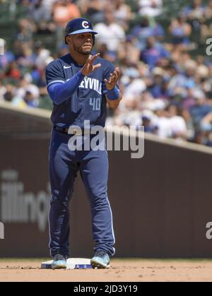 Chicago, USA. 17.. Juni 2022. Chicago Cubs Willson Contreras jubelt über sein Team während des sechsten Innings gegen die Atlanta Braves im Wrigley Field in Chicago am Freitag, 17. Juni 2022. Foto von Mark Black/UPI Credit: UPI/Alamy Live News Stockfoto