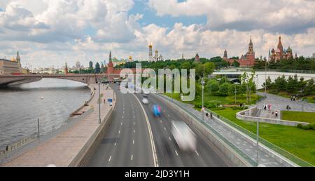 Panorama von Moskau Blick auf den Kreml von der schwimmenden Brücke des Zaryadye Parks Stockfoto