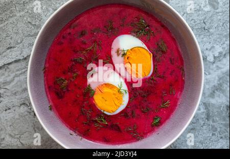Botwinka, traditionelle polnische Suppe aus jungen Rüben Stockfoto