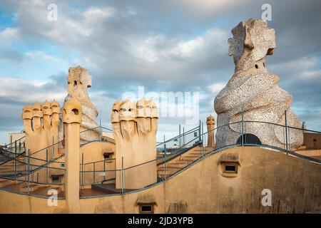 Ikonisches Dach des modernistischen Hauses Casa Mila, auch bekannt als La Pedrera, entworfen von Antoni Gaudi in Barcelona, Spanien. Stockfoto