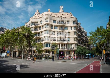 Modernistisches Haus Casa Mila, auch bekannt als La Pedrera, entworfen von Antoni Gaudi in Barcelona, Spanien. Stockfoto