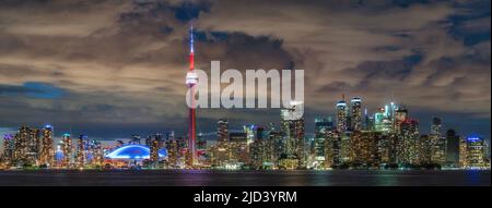 Panoramablick auf die Skyline von Toronto bei Nacht in Toronto, Ontario, Kanada. Stockfoto