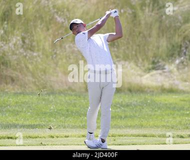 New York, USA. 17.. Juni 2022. Collin Morikawa trifft am Freitag, den 17. Juni 2022, im Country Club in Brookline, MA, im zweiten Lauf der USA Open Championship 122. auf das 1.-Loch-Loch. Foto von John Angelillo/UPI Credit: UPI/Alamy Live News Stockfoto