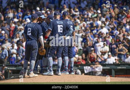 Chicago, USA. 17.. Juni 2022. Die Chicago Cubs haben sich während des neunten Innings gegen die Atlanta Braves am Wrigley Field in Chicago am Freitag, den 17. Juni 2022, auf dem Hügel versammelt. Foto von Mark Black/UPI Credit: UPI/Alamy Live News Stockfoto