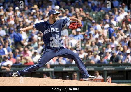 Chicago, USA. 17.. Juni 2022. Der Chicago Cubs Relief Pitcher Chris Martin (58) wirft am Freitag, den 17. Juni 2022, beim achten Inning auf dem Wrigley Field in Chicago gegen die Atlanta Braves. Foto von Mark Black/UPI Credit: UPI/Alamy Live News Stockfoto