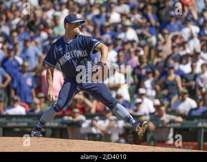 Chicago, USA. 17.. Juni 2022. Chicago Cubs Relief Pitcher David Robertson (37) wirft während des neunten Innings gegen die Atlanta Braves im Wrigley Field in Chicago am Freitag, den 17. Juni 2022. Foto von Mark Black/UPI Credit: UPI/Alamy Live News Stockfoto