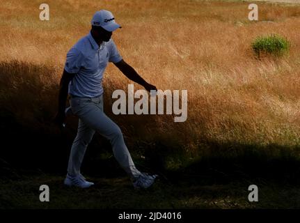 New York, USA. 17.. Juni 2022. Collin Morikawa geht am Freitag, den 17. Juni 2022, im zweiten Lauf der USA Open Championship 122. im Country Club in Brookline, MA, zum 3.-Loch-Fairway. Foto von John Angelillo/UPI Credit: UPI/Alamy Live News Stockfoto