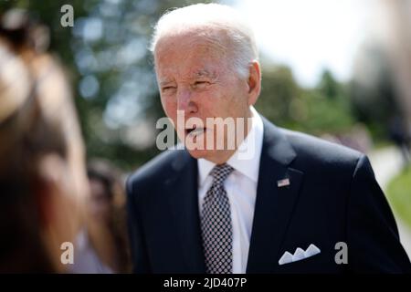 Washington DC, USA. 17.. Juni 2022. US-Präsident Joe Biden spricht am 17. Juni 2022 im Weißen Haus in Washington, DC, USA, mit Pressemitgliedern. Biden forderte die Amerikaner am Freitag auf, „die Geschichte der Sklaverei anzuerkennen und zu verurteilen“. Kredit: Ting Shen/Xinhua/Alamy Live Nachrichten Stockfoto