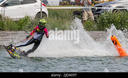 UIM MOTOSURF WORLDCUP 2021 in Deinze, Belgien, während der ersten Session, Konkurrenz Kurvenfahrt mit viel Spray. Stockfoto