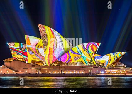 Sydney, Australien - 1. Juni 2022: Sydney Opera House während der lebhaften Sydney Lichtshow in hellen Farben gemalt. Stockfoto