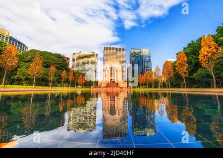 Pool mit Standwasserbrunnen im Hyde Park von Australien, umgeben von Wohnhochhäusern. Stockfoto