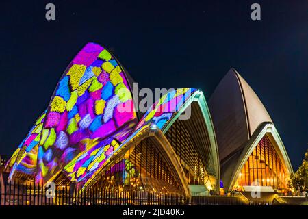 Sydney, Australien - 12. Juni 2022: Sydney Opera House während der lebhaften Sydney Lichtshow in hellen Farben gemalt. Stockfoto