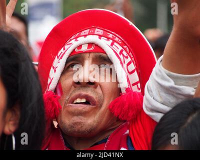 Peruanischer Fan jubelt während des Finalspiels des Copa America Fußballturniers gegen Brasilien 2019 auf den Straßen von Lima für sein Team. Brasilien gewann Peru 3-1 Stockfoto