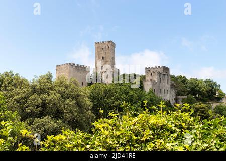 Panorama-Sehenswürdigkeiten von Di Balio Towers (Torri di Balio) in Erice, Provinz Trapani, Sizilien, Italien. Stockfoto