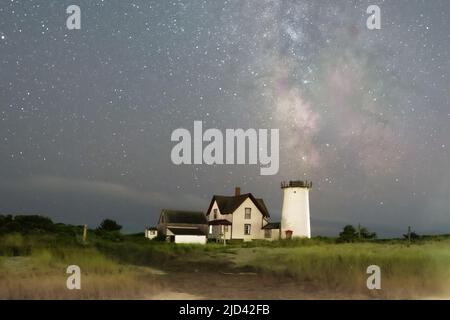 Der Kern der Milchstraße wird in diesem atemberaubenden Foto von Kath Wade über dem Stage Harbour Lighthouse in Cape Cod, Massachusetts aufgenommen.Inhalt: Atmosphäre wo: Cape Cod, Massachusetts, USA Wann: 15 Aug 2021 Kredit: Kathy Wade/WENN Stockfoto